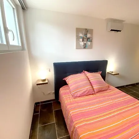 Διαμέρισμα With 2 Bedrooms In With Furnished Terrace And Wifi 5 Km From The Beach